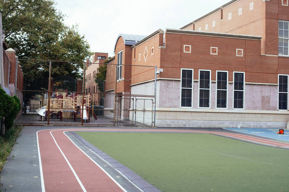 école, bâtiment et terrain athlétisme