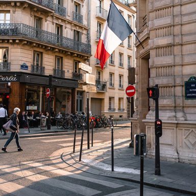 Un croisement de rue avec un drapeau français