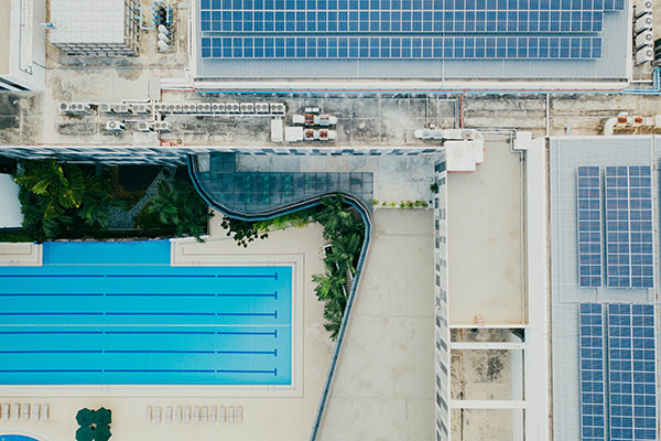 piscine municipale équipée de panneaux solaires